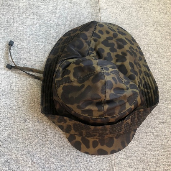 New NWT authentic Burberry olive leopard print lighthouse fisherman rain hat M - Picture 12 of 12